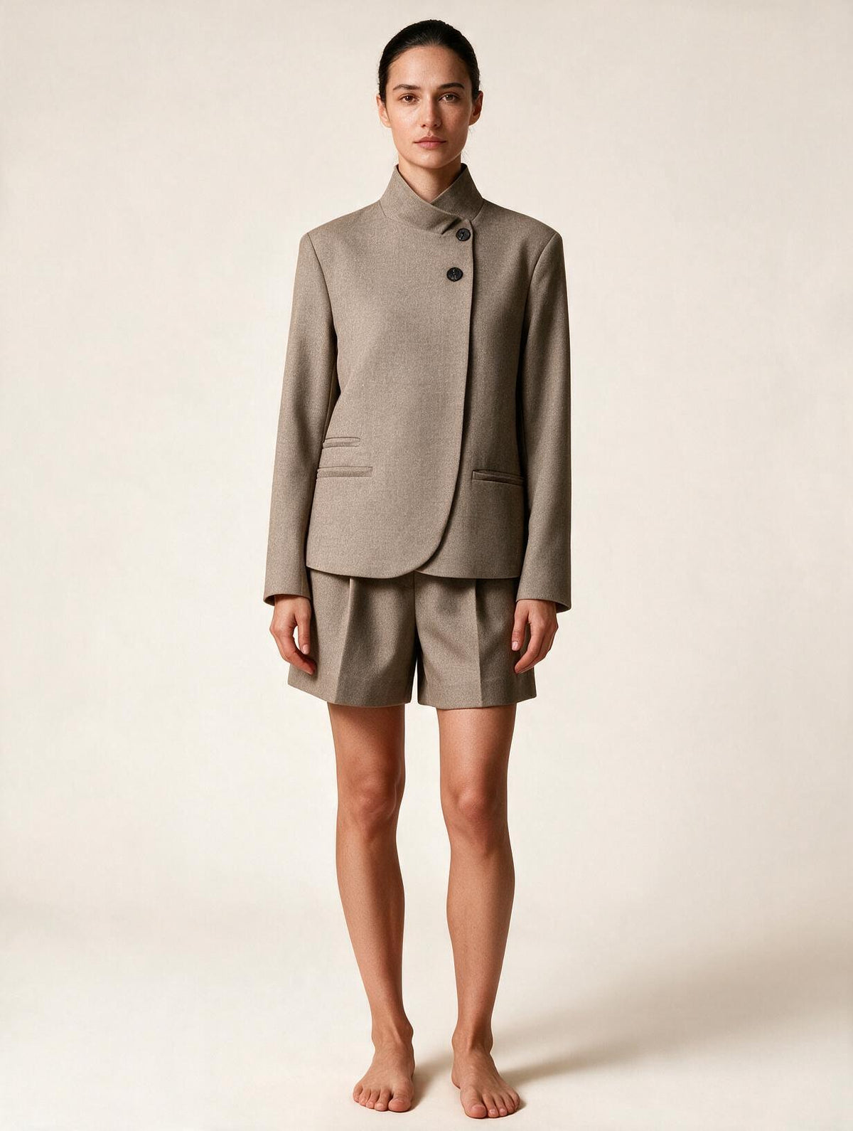 Elettra Ferri casual blazer with stand collar and single-breasted design, tailored fit in a classic style.